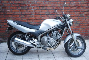 Moto Yamaha grise