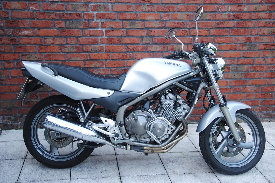 Moto Yamaha grise