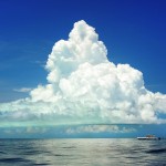 bateau à moteur en mer