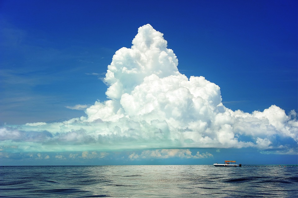 bateau à moteur en mer