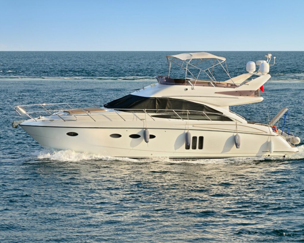 Yacht en pleine mer