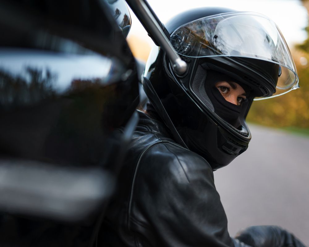 Fille portant un casque de moto