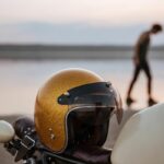 Casque de moto sur une moto