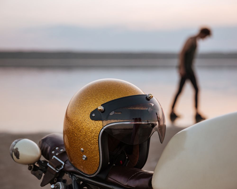 Casque de moto sur une moto