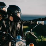 Deux personnes portant chacune un casque