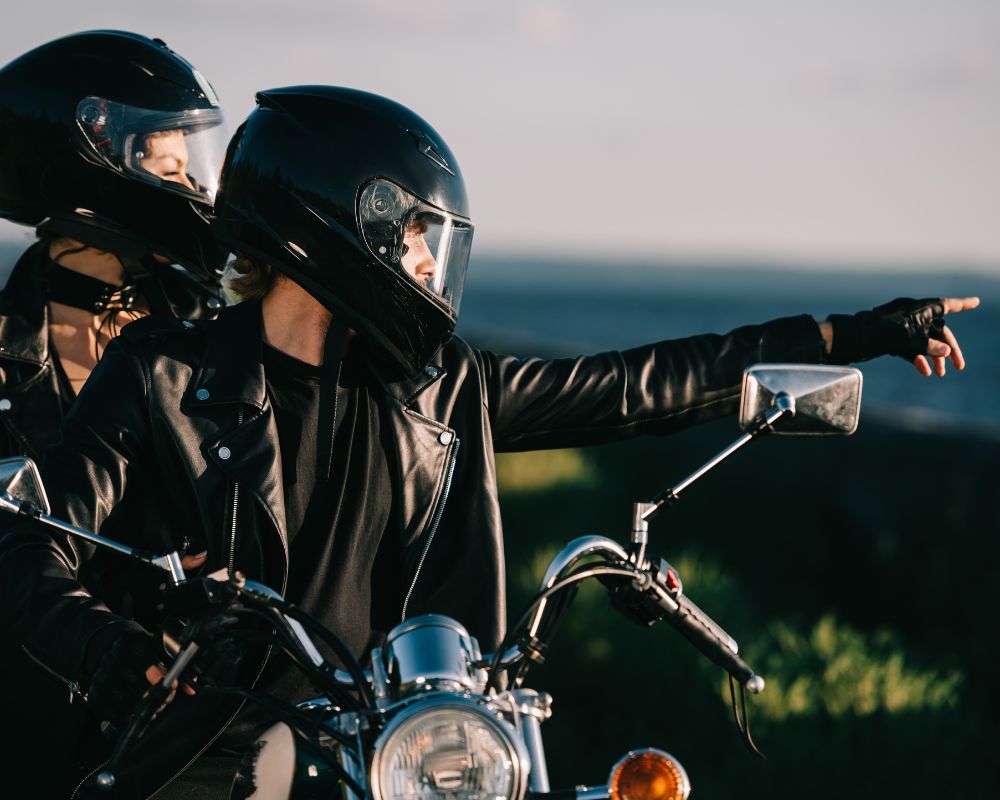 Deux personnes portant chacune un casque