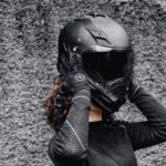 Femme mettant un casque de moto