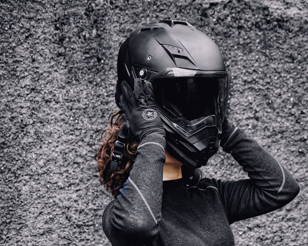 Femme mettant un casque de moto