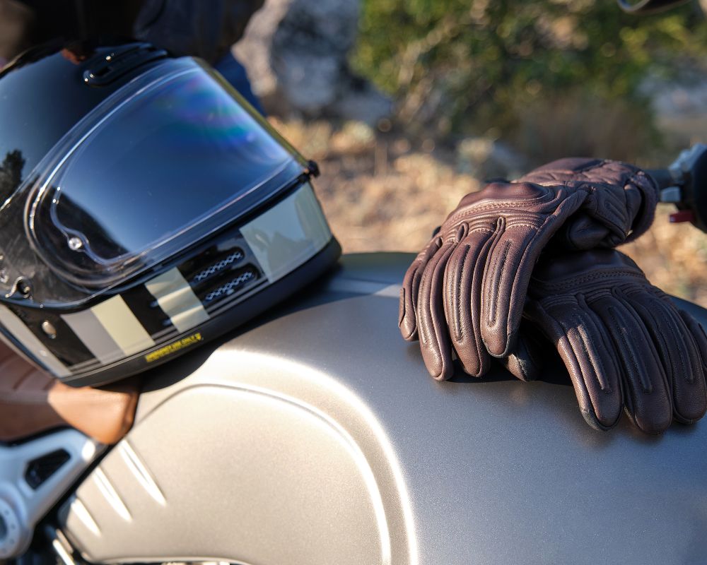 Casque posé sur une moto