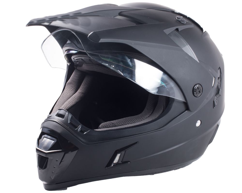 Casque de moto noir avec la visière ouverte