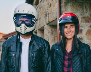 Couple posant avec des casque de motos sur la tête