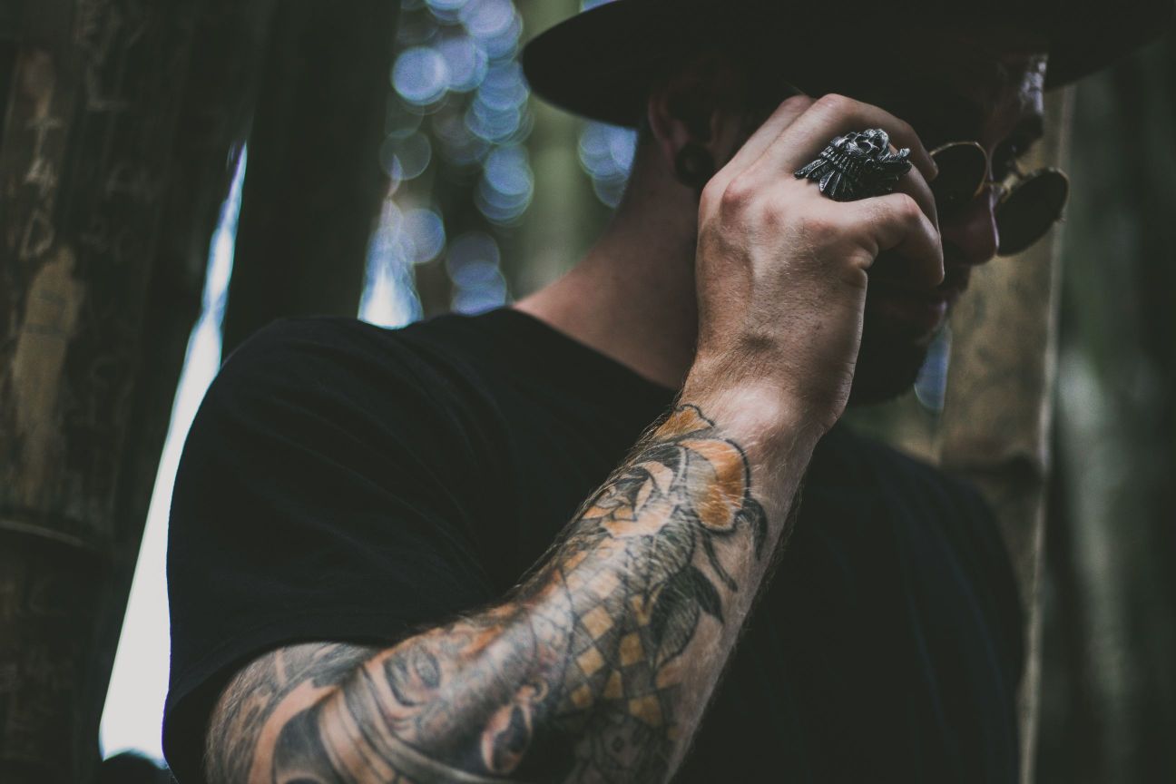 Man with tatoos and rings