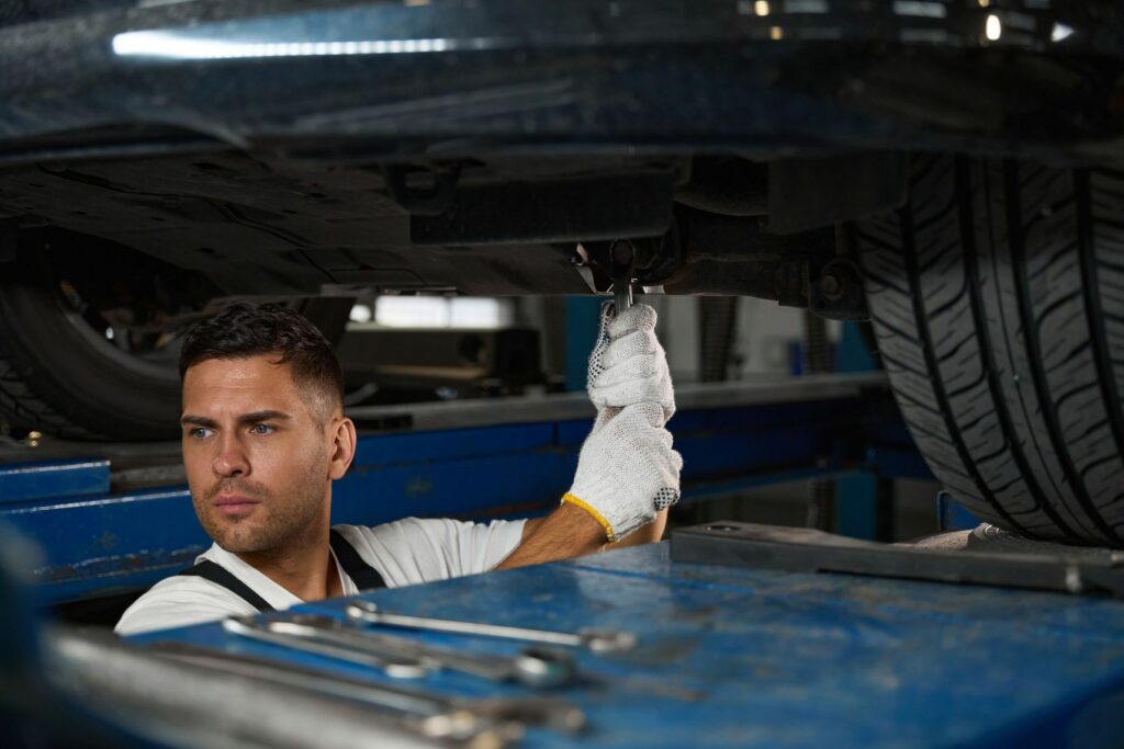 Mecanician checking the car