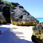 Plage cachée accessible en yacht