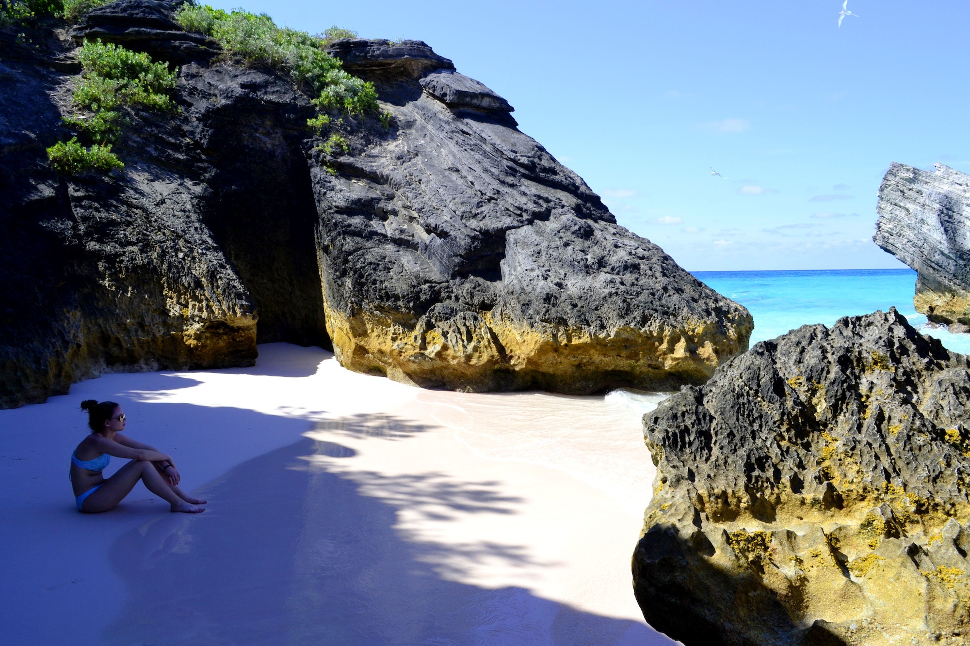 Plage cachée accessible en yacht