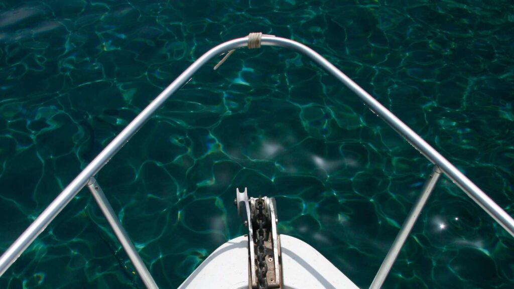 bateau yacht sur la mer