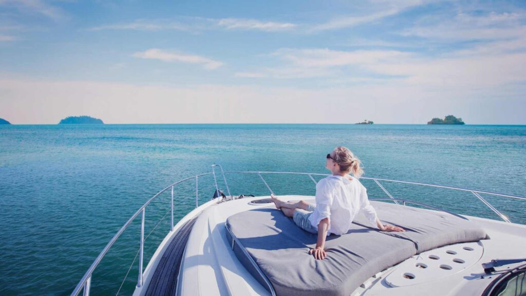 bateau yacht sur la mer