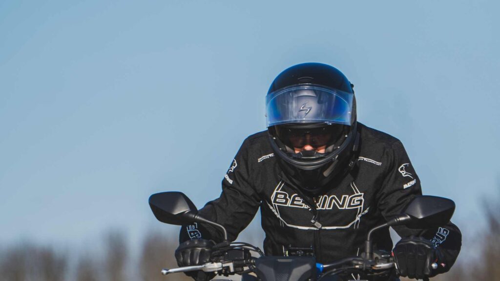 motard en pleine conduite