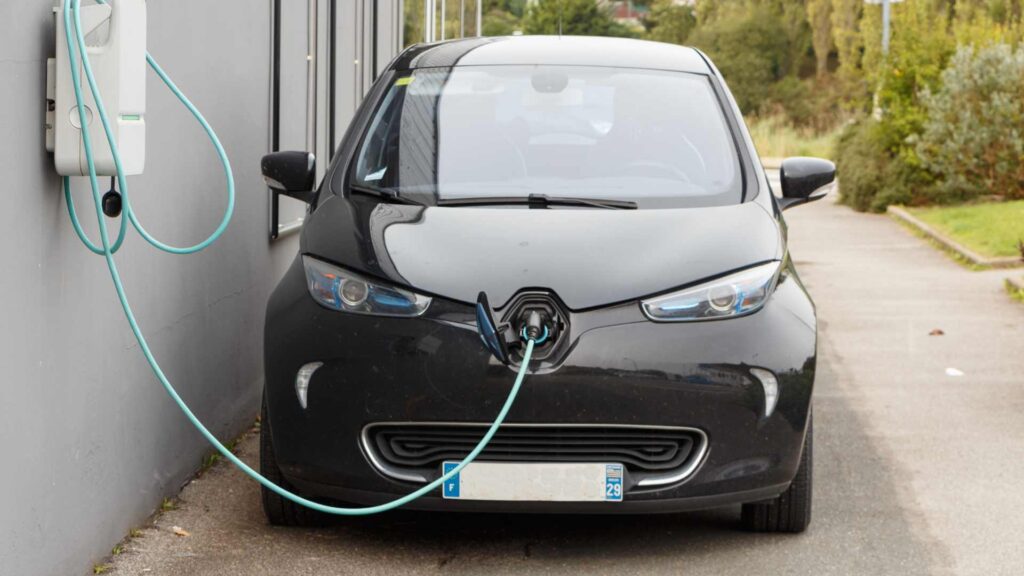 voiture zoe qui charge