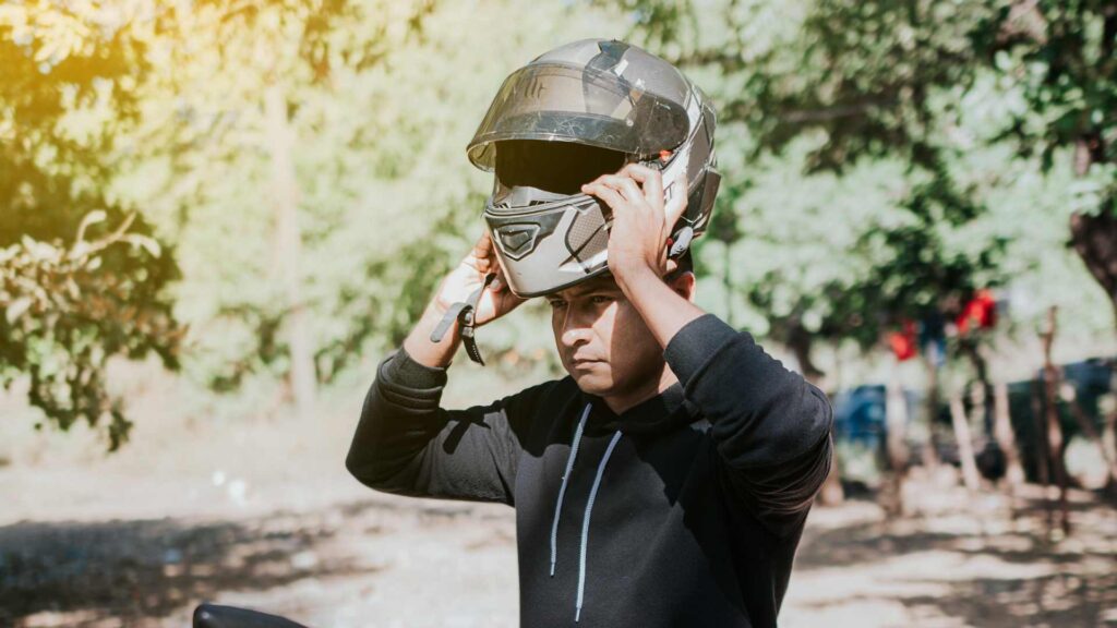 motard avec son casque