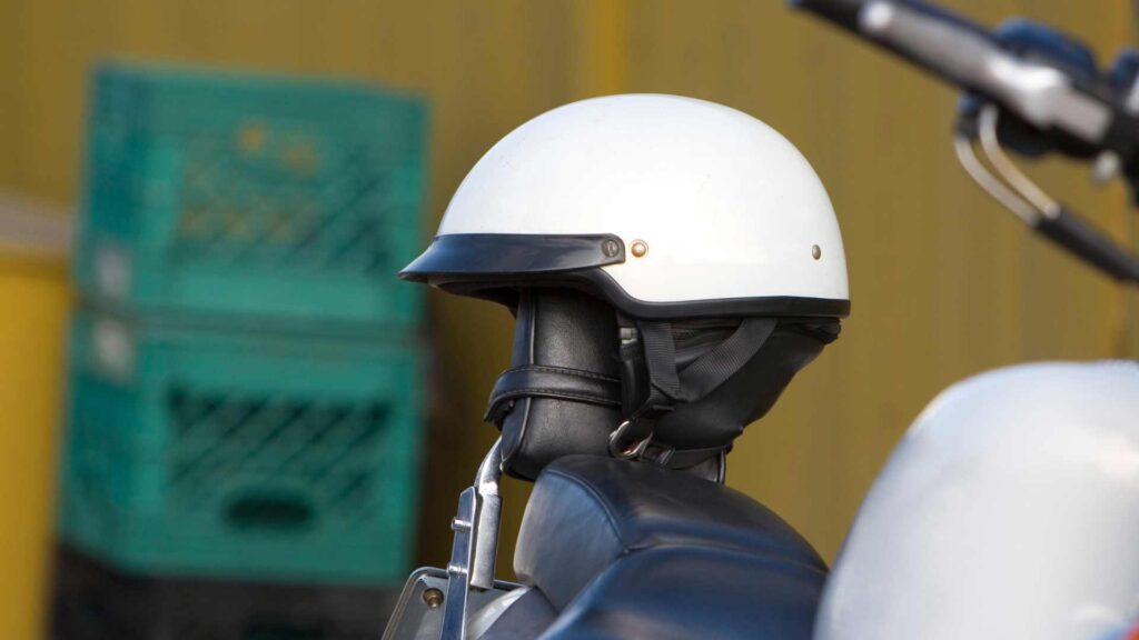 casque sur une moto
