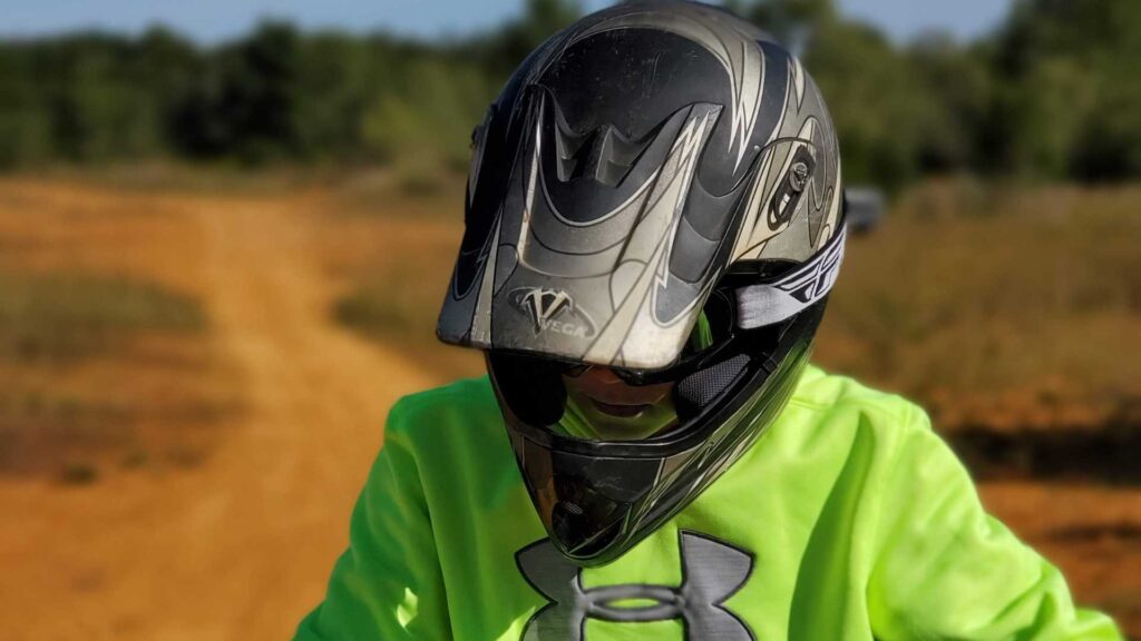 motard avec casque