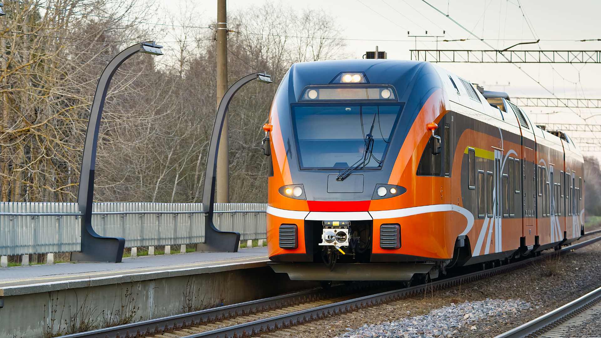 train orange éléctrique