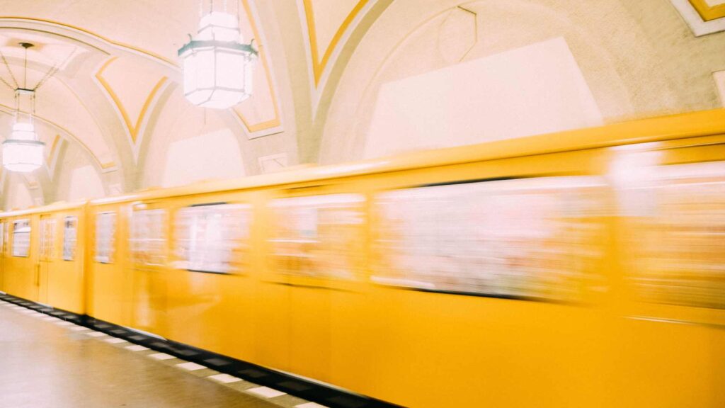 train jaune en train de rouler