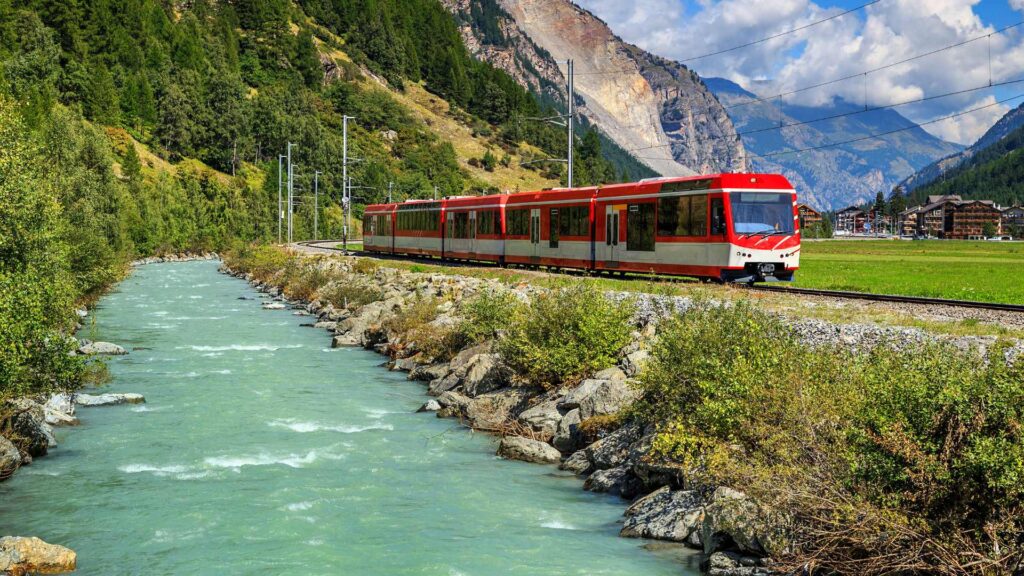 train près d'un lac