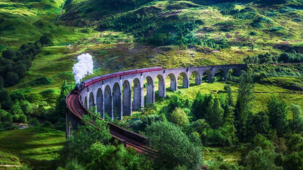 train sur un pont en pierre