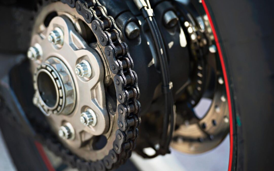 Comment entretenir la chaîne de sa moto : guide complet